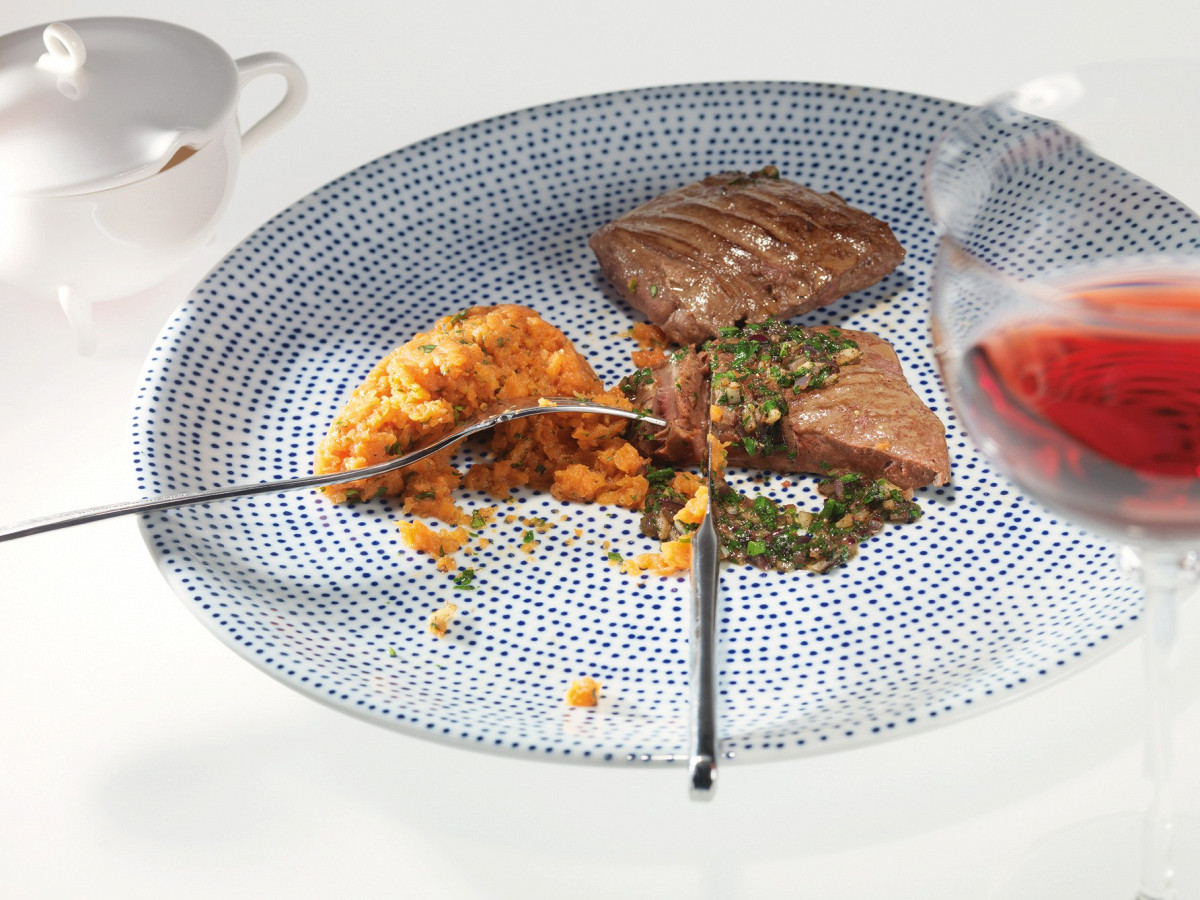 Фото рецепт Говяжья печенка с пюре из моркови и кинзы