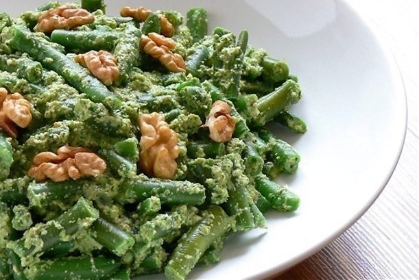 Фото рецепт Стручковая фасоль с грецким орехом и луком