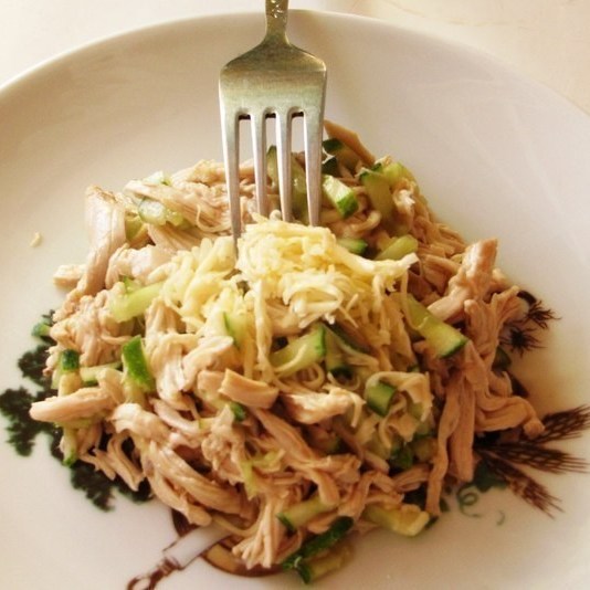 Фото рецепт Простой салат с курицей и огурцами