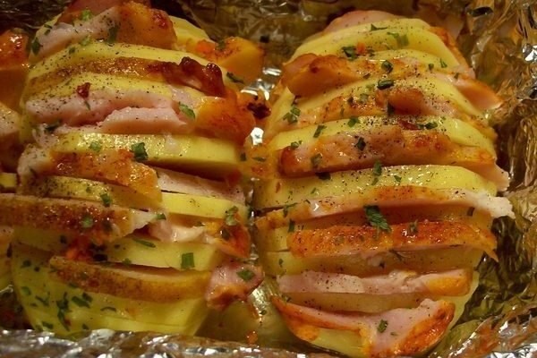 Фото рецепт Печеная картошка-гармошка с беконом