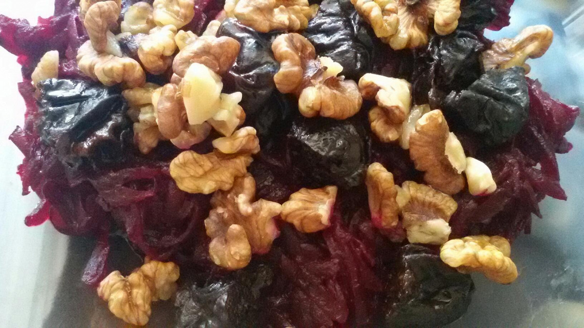 Фото рецепт Салат из свеклы и чернослива с маслом