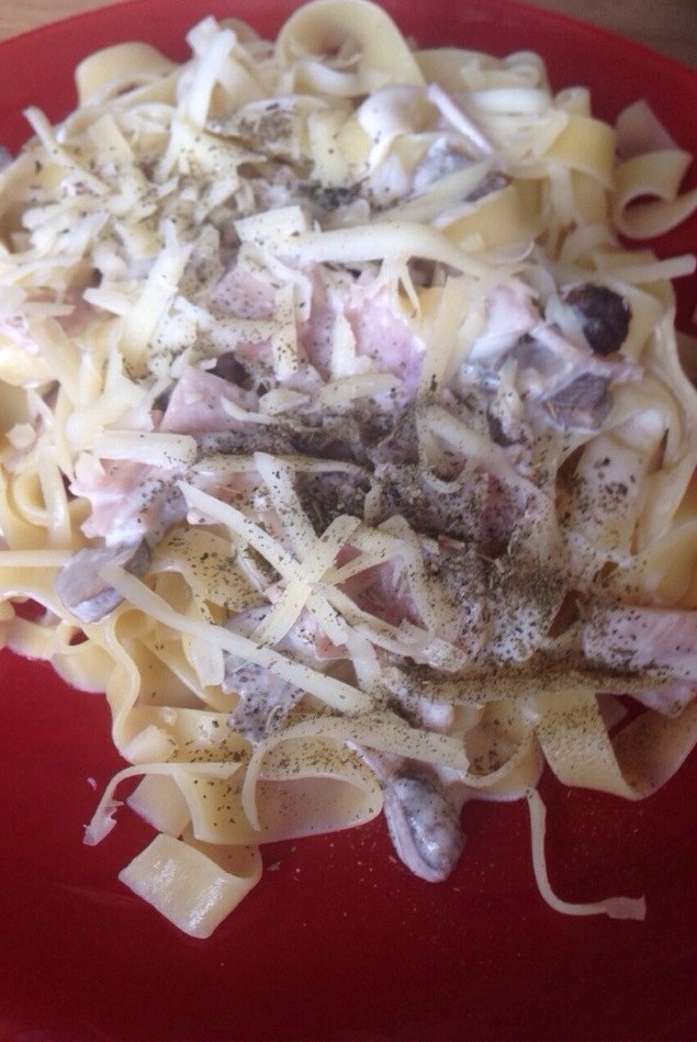 Фото рецепт Паста фетучини с ветчиной и шампиньонами