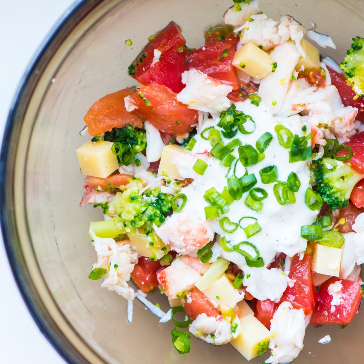 Фото рецепт Салат из крабов с сыром, брокколи и зеленым луком