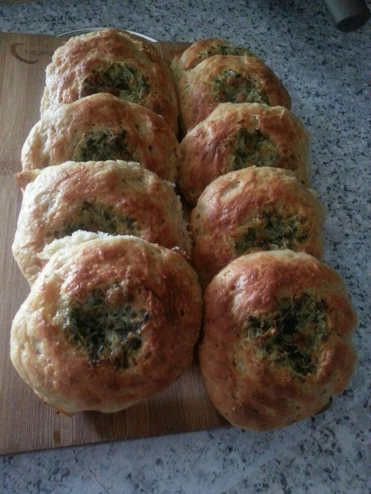 Фото рецепт Ароматные чесночные булочки с зеленью