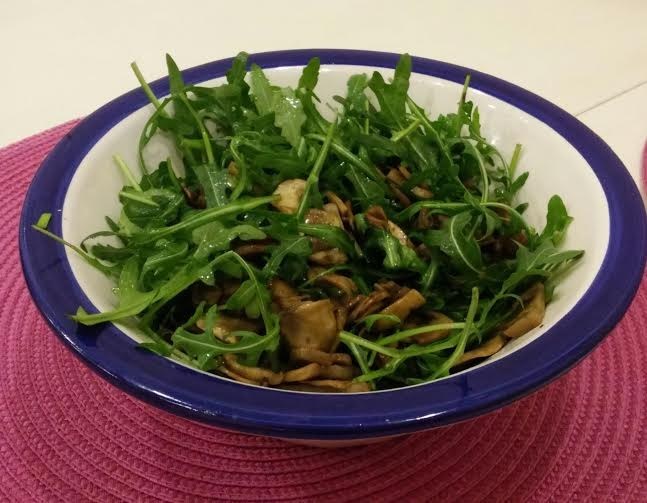Фото рецепт Жареные шампиньоны в соевом соусе с рукколой