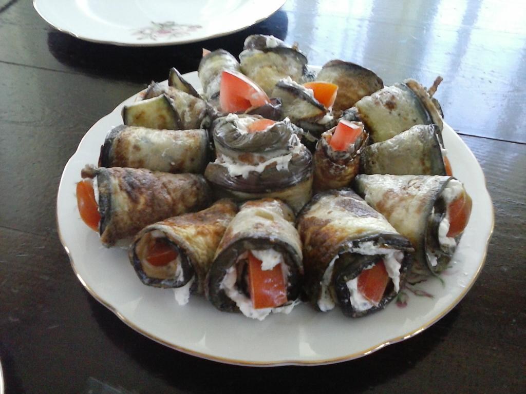 Фото рецепт Рулетики из баклажанов с брынзой и помидорами