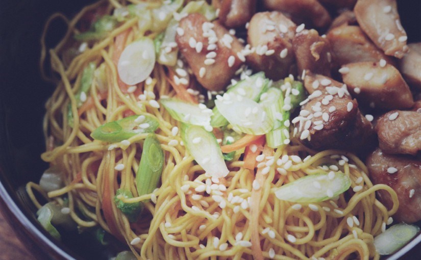 Фото рецепт Яичная лапша с курицей и сладким перцем по-азиатски