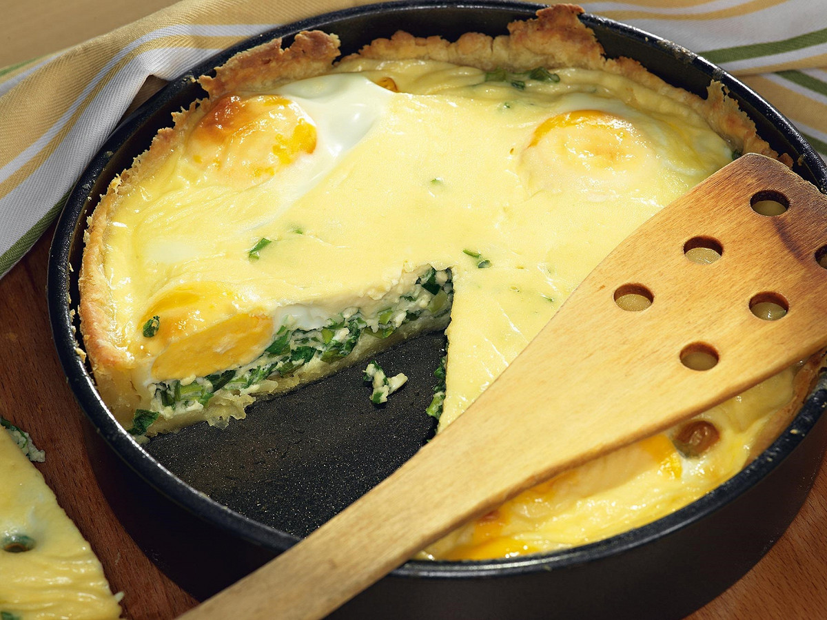 Фото рецепт Пирог с луком и яйцом