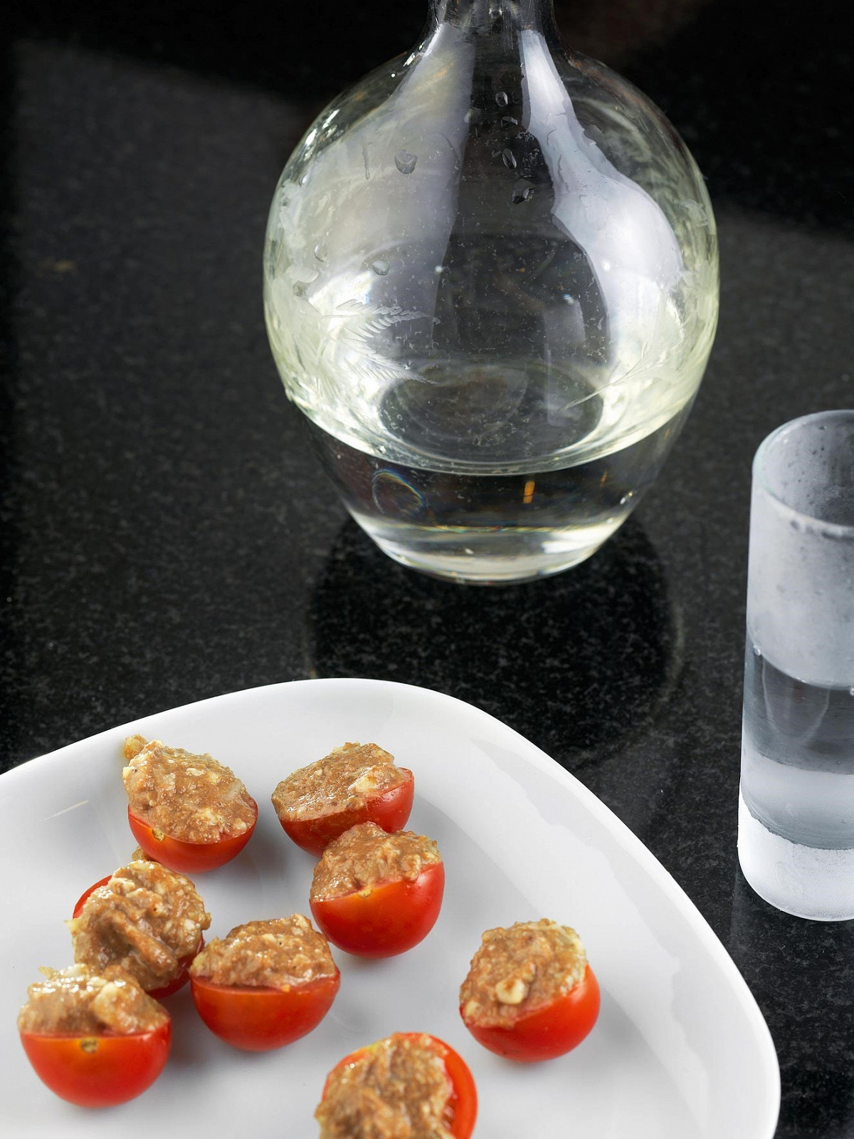 Фото рецепт Помидоры черри, фаршированные пастой с чесноком