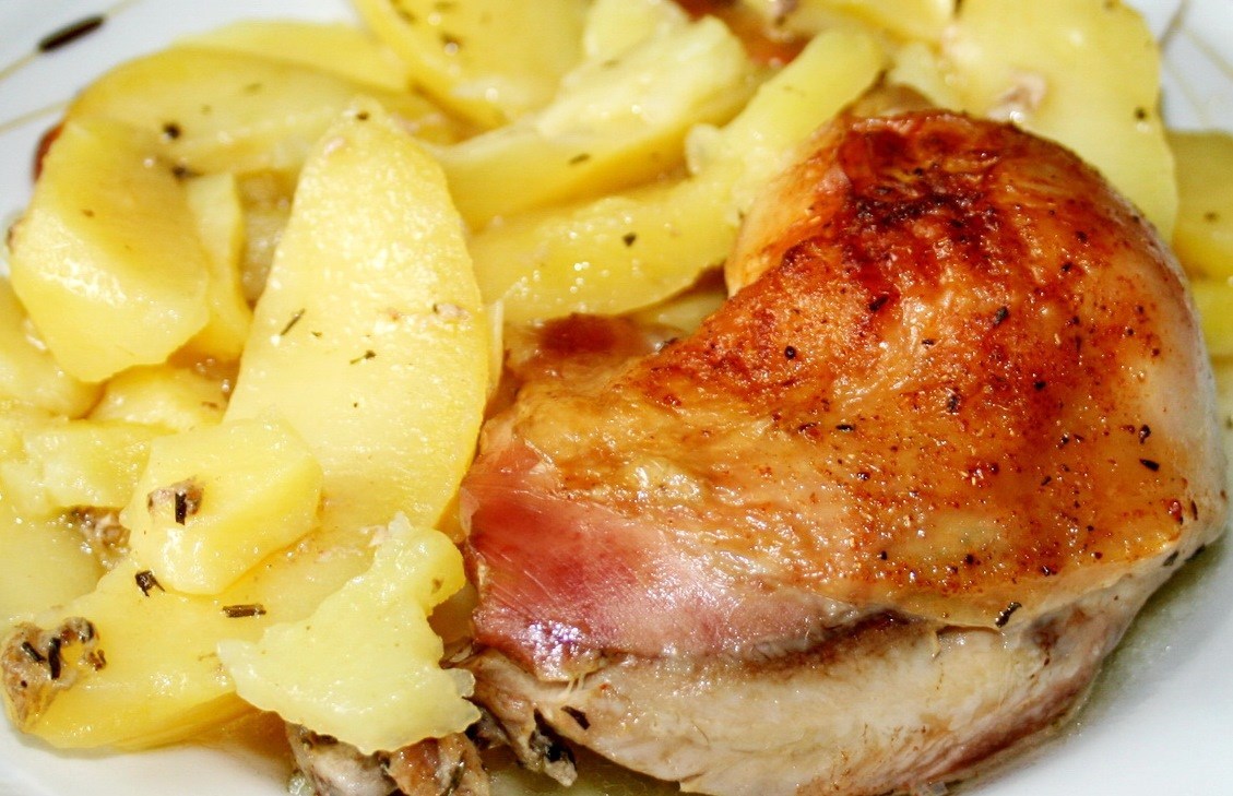 Фото рецепт Курица с картофелем, запеченная под майонезом с базиликом