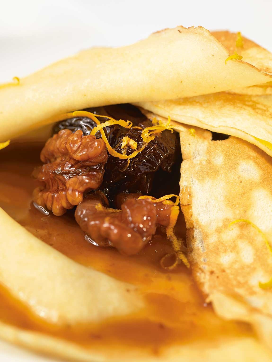 Фото рецепт Пшеничные блинчики с соусом из чернослива, грецких орехов и апельсинового сока