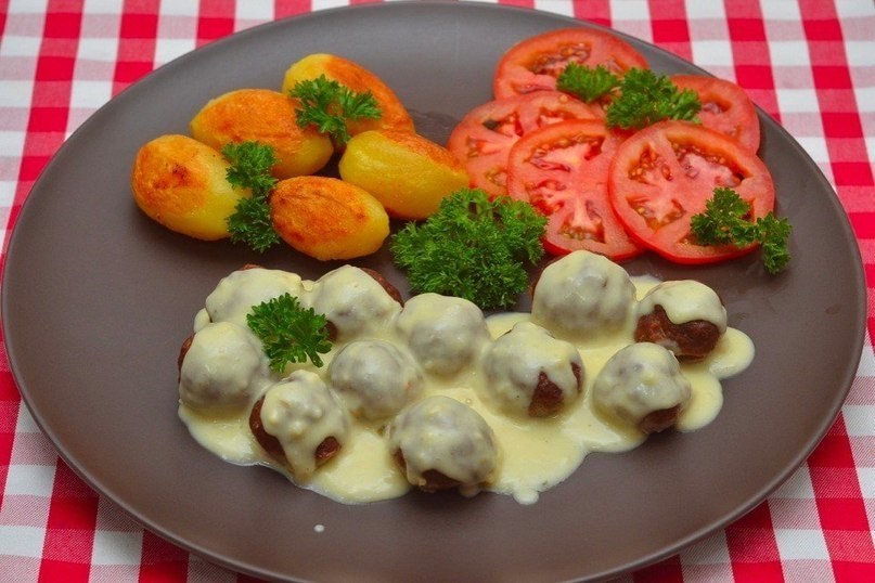 Фото рецепт Мясные шарики из говяжьего фарша под сливочным соусом