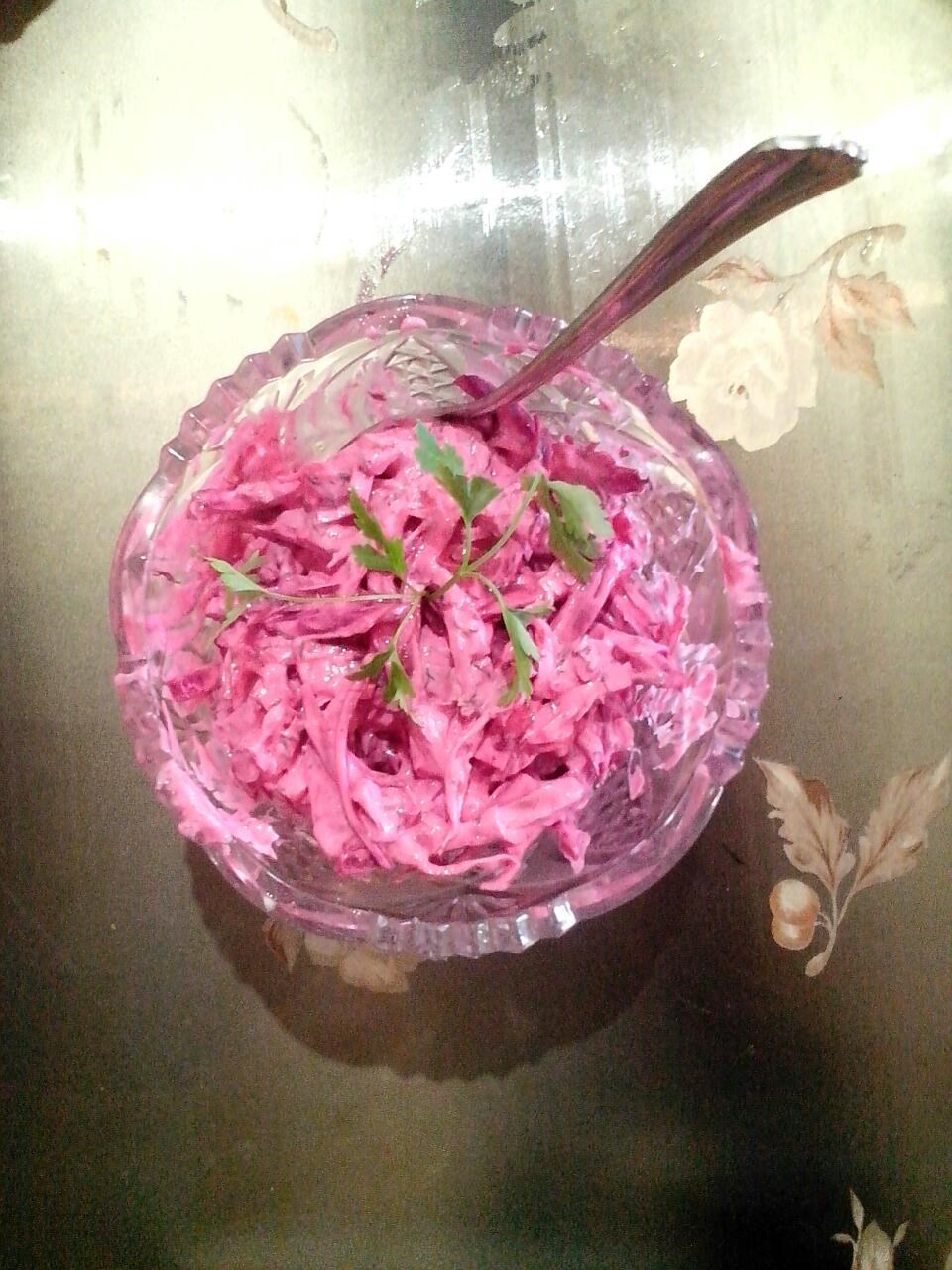 Фото рецепт Капуста со сметаной, укропом, зеленым луком и свеклой