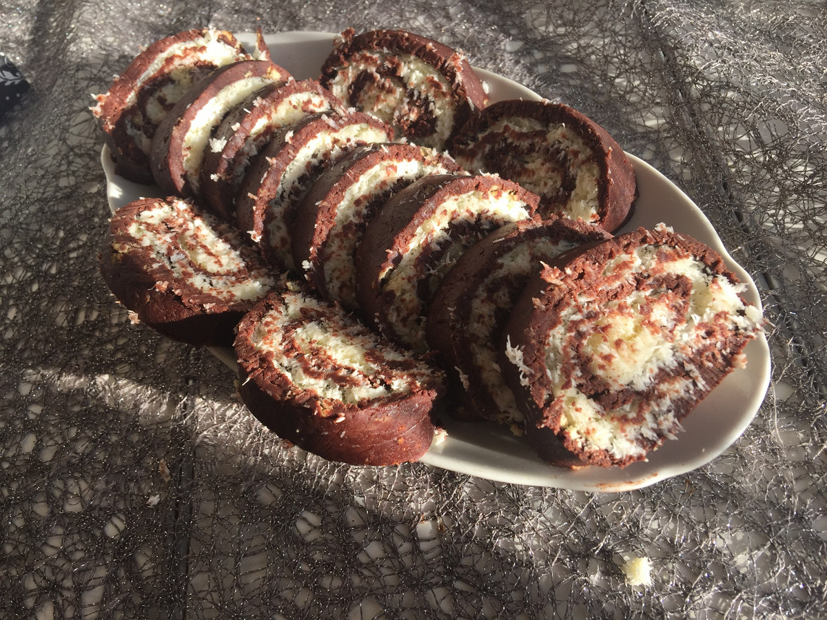 Фото рецепт Рулет с кокосовой начинкой без выпекания