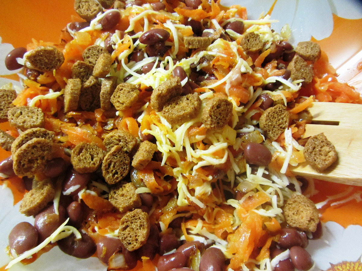 Фото рецепт Теплый салат с фасолью и сыром