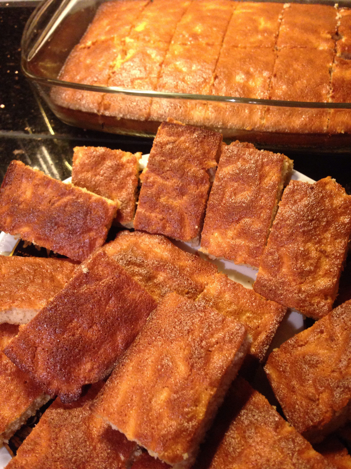 Фото рецепт Нежный кекс с айвой