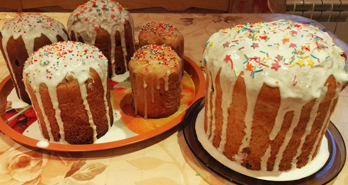 Фото рецепт Кулич с изюмом на опаре