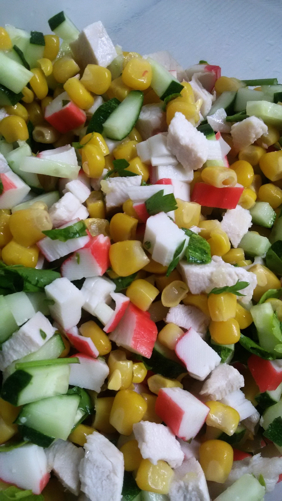 Фото рецепт Куриный салат с крабовыми палочками и кукурузой