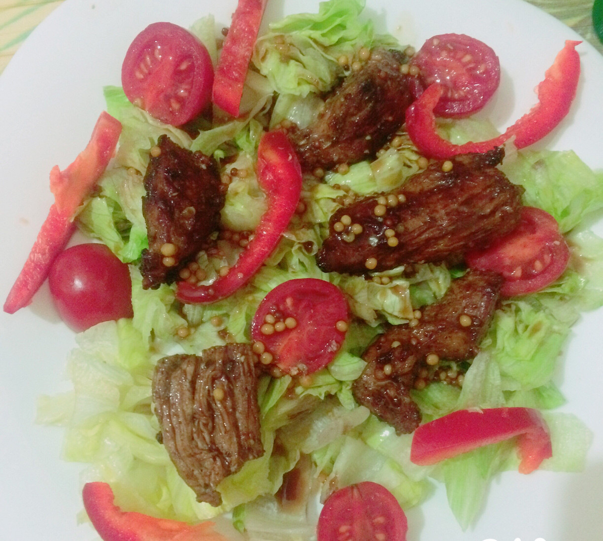 Фото рецепт Овощной шеф-салат с говядиной с заправкой из 10 ингредиентов