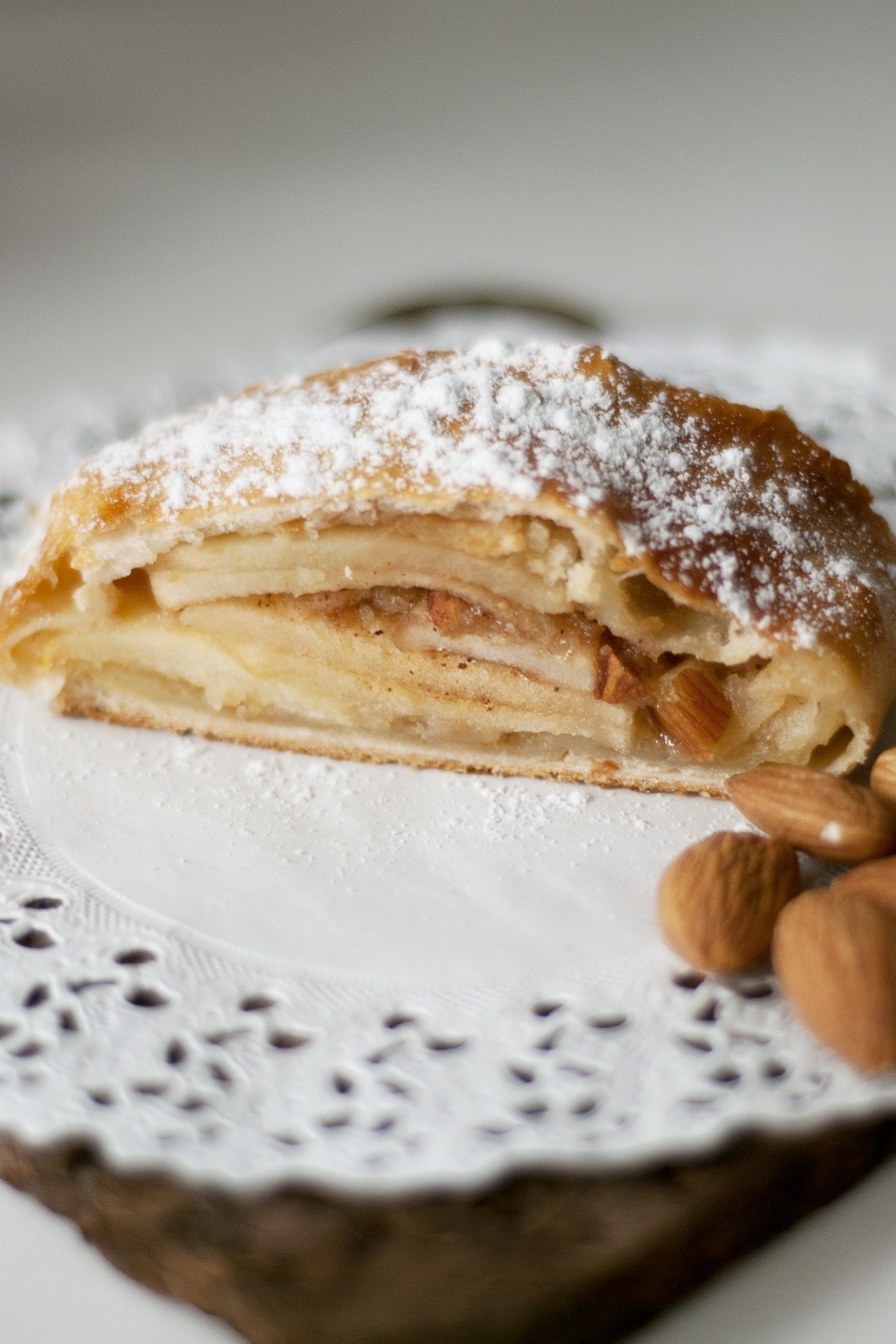 Фото рецепт Незатейливый яблочный штрудель