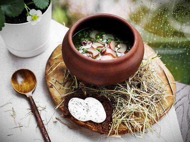 Щи из ревеня, блюдо из нового летнего меню White Rabbit, с традиционной для ресторана сувенирной ложкой, которую съевший щи гость может взять с собой на память.