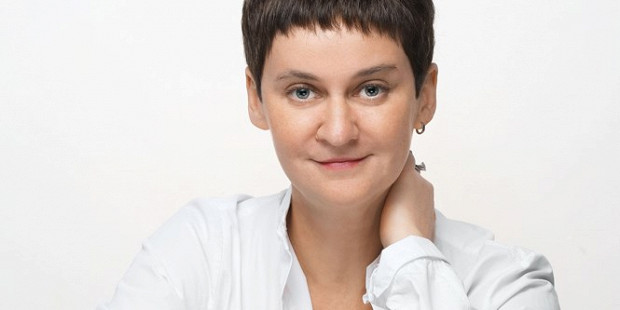 Обозреватель «Огонька» Ольга Ципенюк — бывший креативный директор «Коммерсанта»: это она придумала слоганы «А мы крепчаем» и «Не боимся главного». И еще она, между прочим, написала новые тексты к старым песням в «Стилягах» Валерия Тодоровского.