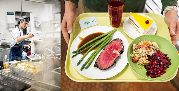 Поваров гости не видят, но тем не менее они одеты так, как принято в местах с открытой кухней: колпак как надо, фартук симпатичный, все дела. На подносе, который держит автор материала, — примерный обед: салат с кускусом, винегрет, рибай с перечным соусом, спаржа, суфле и морс.