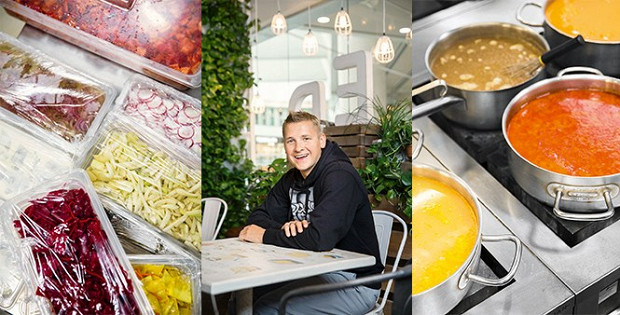 Овощи поступают на кухню очищенными, нарезаются в ночную смену и дожидаются в подходящих условиях, когда их соберут в салаты. Бренд-шеф питерского «Обедбуфета» Александр Белькович. На плитах постоянно готовятся супы: томатный, тыквенный, борщ, уха по-фински и так далее: всего их двадцать пять.