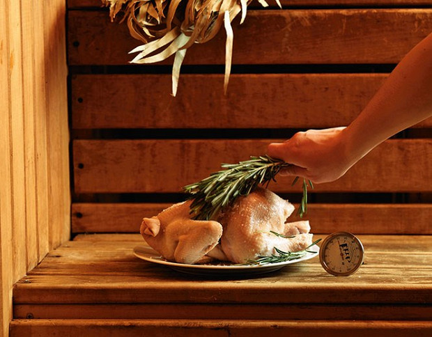 Для измерения температуры внутри курицы понадобится термометр-щуп.