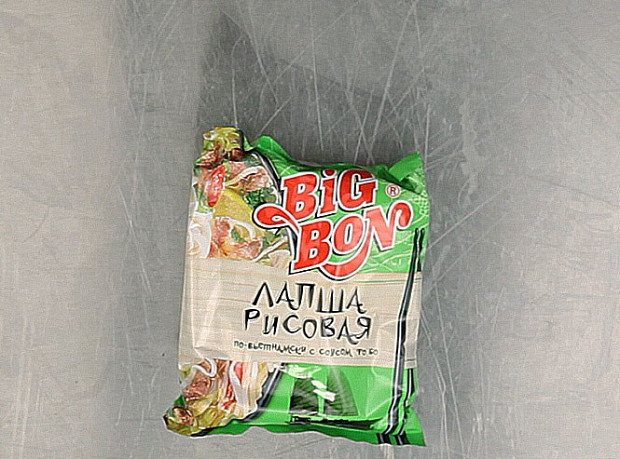 Рисовая лапша с соусом фо-бо Big Bon. Ничего удивительного, что бульон показался близким к обозначенному: сделано во Вьетнаме по заказу компании «Маревен», той самой, что придумала «Роллтон». Big Bon — это ее марка, созданная, как написано на сайте компании, для активной молодежи. Лапша сделана из рисовой муки, тапиокового крахмала, воды и соли. В бульоне — ароматизатор «говядина» (что бы это ни значило), сушеные лук, чеснок и помидоры, кориандр, морковь, соевый текстурат (оно же соевое мясо) и ксантовая камедь, усиленные глютаматом натрия. Производитель предупреждает, что продукт может содержать незначительное количество сельдерея, продуктов переработки яиц и молока. Видимо, на том же оборудовании что-то делают они из сельдерея и молока; будьте осторожны, если что. 22 рубля 59 копеек.