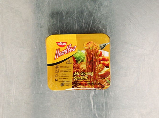 Лапша «Ниссин Ньюдлс» Mi Goreng Special» сделана японской момофуковской компанией Nissin в Индонезии и для индонезийского рынка: все надписи, соответственно, на соответствующем языке. Вкус складывают сахар, соль, чесночный порошок, молотый чили, белый перец, соевый соус, куриный ароматизатор, лук, морковь и текстурированная соя. Ну и глютамат натрия, конечно. 116 рублей.
