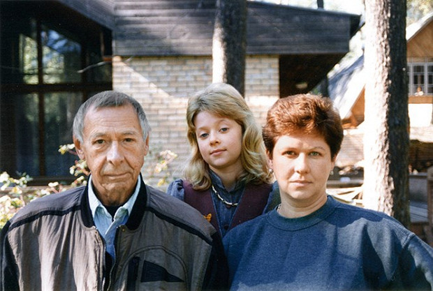 Маленькая Ольга Ефремова с дедушкой и мамой, театроведом Анастасией Ефремовой, на даче в подмосковной Валентиновке.