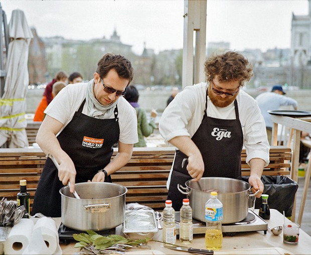 Главный омнивор Люк Дюбанше и главный редактор Алексей Зимин в начале пути к шукруту с креветками