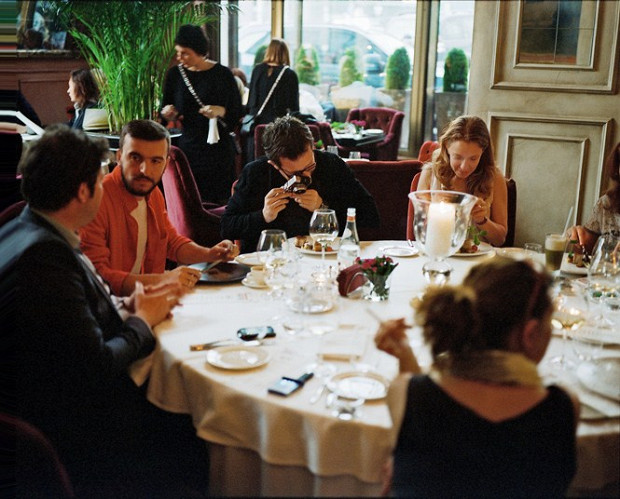 Основатель Omnivore Люк Дюбанше и тогдашний директор московского фестиваля Наталья Паласьос фиксируют молочного поросенка на ужине в &laquo;Антрекоте&raquo;