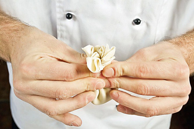 Кончики — они же пупки — не едят: за них держат хинкали, а потом подсчитывают по пупкам, кто сколько смог съесть