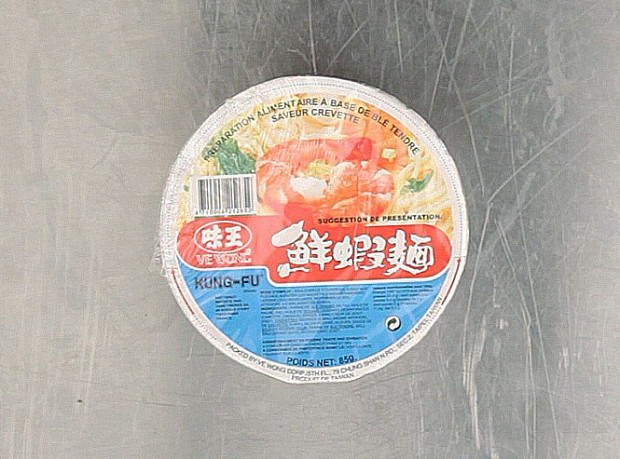 Суп-лапша быстрого приготовления с искусственным ароматом креветок, сделан под маркой Kung Fu солидной тайваньской фирмой Ve Wong для сети французских азиатских супермаркетов Tang Frères и ненароком попавший в Россию. Пшеничная мука мягких сортов, пальмовое масло, сушеный лук-порей, чеснок, глютамат натрия однозамещенный, порошковый соевый соус, токоферол с приглашенным искусственным ароматом креветок исполнили нам одну из лучших песен дегустации. 256 рублей просят за нее не зря.