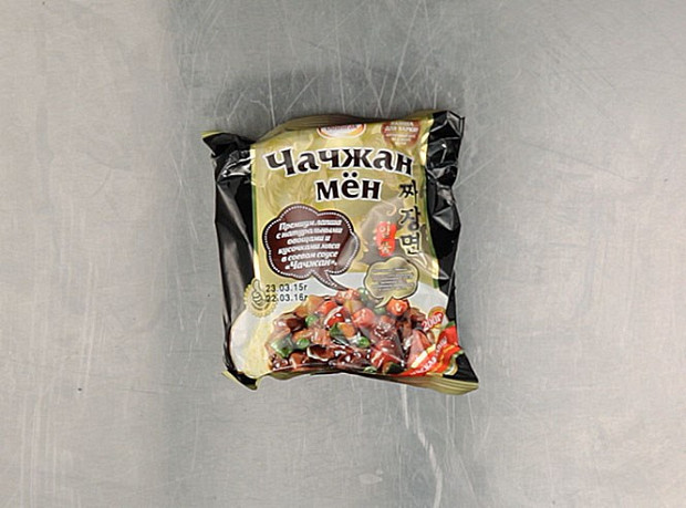 Корейская лапша «Чачжан-мён» — действительно корейская, сделана для «Доширака» в Сеуле. Главная особенность: густой, ядреный соус чачжан, в котором соевая паста, лук, картофель, капуста, свиное сало, сахар, имбирь, дрожжи и крахмал соединены в визуальное воплощение самых мрачных предчувствий. Производитель рекомендует лапшу варить — но только для того, чтобы она была более упругой. 30 рублей 45 копеек.