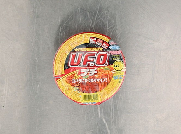 Лапша «НЛО мини» — японская, все той же Nissin. По вкусу отдаленно напоминает убийственный чачжан — возможно, потому что в составе соуса тоже есть и капуста, и свиная приправа. А также растительные жиры и белки, молочный сахар, протеиновый гидролизат, имбирь, фруктовая паста и витамины. И еще порошок моллюска. И некая водоросль. 160 рублей.