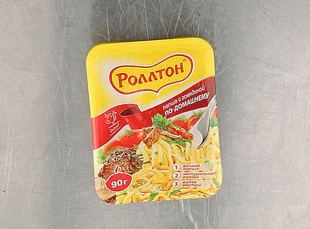 Лапша по-домашнему с говядиной «Роллтон». Сделано в Серпуховском районе Московской области на главном заводе компании «Маревен». Может быть, во Вьетнаме, откуда родом ее владельцы, такое и можно назвать «по-домашнему», но все же пока не в России. В лапше кроме муки — растительное масло, тапиоковый крахмал, яичный порошок и гуаровая камедь. В бульоне действительно присутствует в наноколичествах сушеная говядина, а также чеснок, лук, помидоры, паприка, укроп, перцы, кукуруза, горох, морковь, соевый текстурат, лавровый лист, кориандр и великолепная тройка солей натрия. 19 рублей 75 копеек.