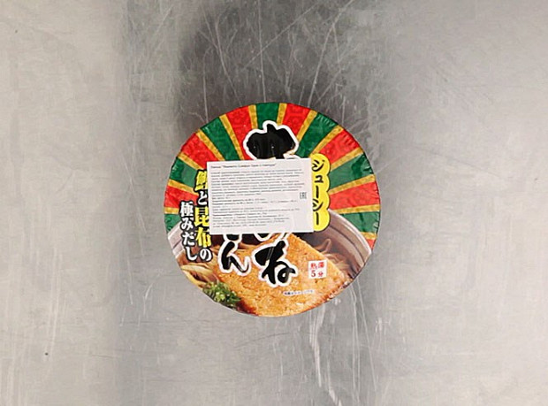 Этикетку этой лапши в запале выкинули сразу, как сняли защитную пленку, и вместо опознавательных знаков на упаковке осталась только инструкция по заварке на японском языке. После дегустации выяснилось, что это «Ямамото Сэйфун Удон с темпура». То, что дегустирующие приняли за тофу, видимо, и было темпурой, но из чего она сделана, сказать все же трудно. Лапша из пшеничной муки, растительного масла и соли, в бульоне — фруктоза, мука, экстракт тунца, порошки соевого соуса и ламинарии, крахмал, дрожжи, креветки, зеленый лук, витамины и красители. 206 рублей.