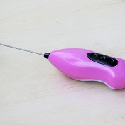 Донный венчик — хорошая и компактная альтернатива классическому венчику. Во-первых, донные венчики чаще всего работают на батарейках, и с этой опцией можно взбивать ингредиенты намного быстрее. Во-вторых, донный венчик хорошо работает с малыми объемами — например, если вам понадобится взбить 20 мл молока.