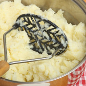 Пресс для картофеля напоминает чеснокодавилку увеличенного размера. Также можно встретить и другие по форме и дизайну инструменты, но цель у всех одна — быстро и просто приготовить нежное пюре.