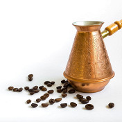 Турка, или джезва, — небольшая посудка-чашка с длинной ручкой. Первоначально турку изготавливали из меди — такая посуда выдерживает очень высокие температуры, поэтому ее можно помещать в открытый огонь, угли или на обычную плиту.