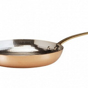 Медная посуда — как живая. Происходят эти сковороды, кастрюли и ризотницы из почетных семей вроде старожилов пьемонтского озера Орта Руффони (Ruffoni). Обращаться с ними надо внимательно: мыть вручную и начищать, как Золушка. В ответ медь превращает даже простую яичницу в нечто заоблачно нежное: теплопроводность выдающаяся, а к поверхности ничего не пристает.