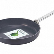 Бельгийцы из Green Pan восстали против тефлона. Они со страстью проповедника рассказывают, что раскаленный больше чем на 260 градусов политетрафторэтилен токсичен и некоторых птичек вообще убивает на месте. Взамен предлагается новое антипригарное покрытие термолон, которое не содержит вредных для здоровья химикатов и позволяет при этом жарить в малом количестве масла.