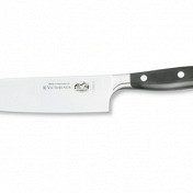 Сантоку переводится с японского примерно как «три благодетели» — значит, нож этот умеет резать ломтиками, кубиками и в мелкую крошку. Он идеально подходит для овощей, рыбы и мяса, бессилен только против крупных костей и прочих очень твердых субстанций. Сантоку — нож для смелых. Его короткое и широкое лезвие сделано так, что им удобнее управляться, чем длинным ножом. 