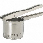 Приспособление для протирки пюре — пресс, устроенный по принципу давилки для чеснока, только больше раз в десять. Такой пресс не хуже, чем мельница, справляется с картошкой. Кроме того, им можно размять и более твердые овощи, главное — научиться регулировать прилагаемое усилие. Только в отличие от мельницы пресс не так легко избавляется от шкурок и косточек.