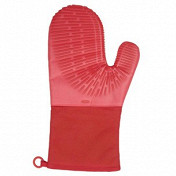 Кухонные перчатки, сделанные из силикона, выдерживают температуру до 220 градусов Цельсия. По сравнению с тряпичными они менее гибкие, зато более безопасные, так как теплопроводность у них существенно ниже.