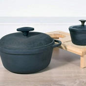 Чугунная кастрюля — это незаменимый атрибут на любой кухне, который ценится за свою долговечность и уникальные теплопроводные свойства. Качественная чугунная посуда обеспечивает равномерный нагрев и длительное сохранение тепла, что идеально подходит для томления, тушения и варки самых разнообразных блюд. Благодаря естественным антипригарным свойствам чугуна, которые только улучшаются со временем, чугунная кастрюля становится надежным помощником как для профессиональных шеф-поваров, так и для любителей домашней кулинарии, гарантируя насыщенный вкус и сохранение полезных веществ в продуктах.