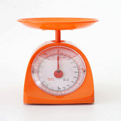 Кухонные весы — незаменимая вещь, если вы хотите приготовить идеальный десерт или соус. Если первые и вторые блюда терпят вольности, то в кондитерском деле каждый грамм имеет значение. Кухонные весы могут быть с чашей и без, со встроенным термометром и даже с выходом в интернет, но суть неизменна.